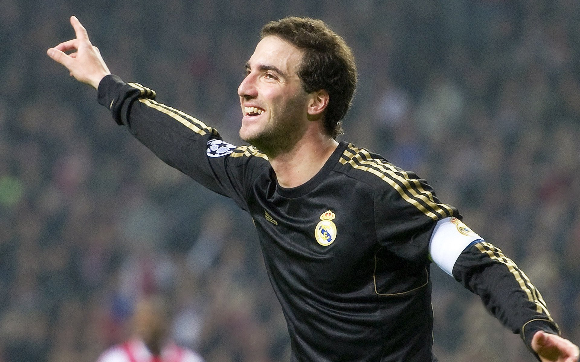 赛道上的心跳瞬间，佩雷兹关键制胜，梅赛德斯绝杀红牛二队